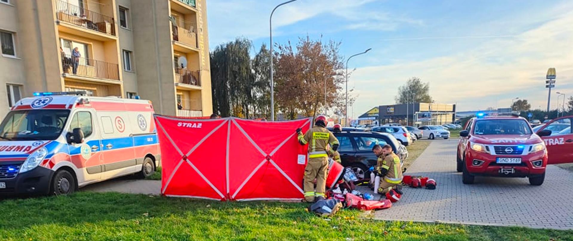 Przygnieciony mężczyzna przez samochód