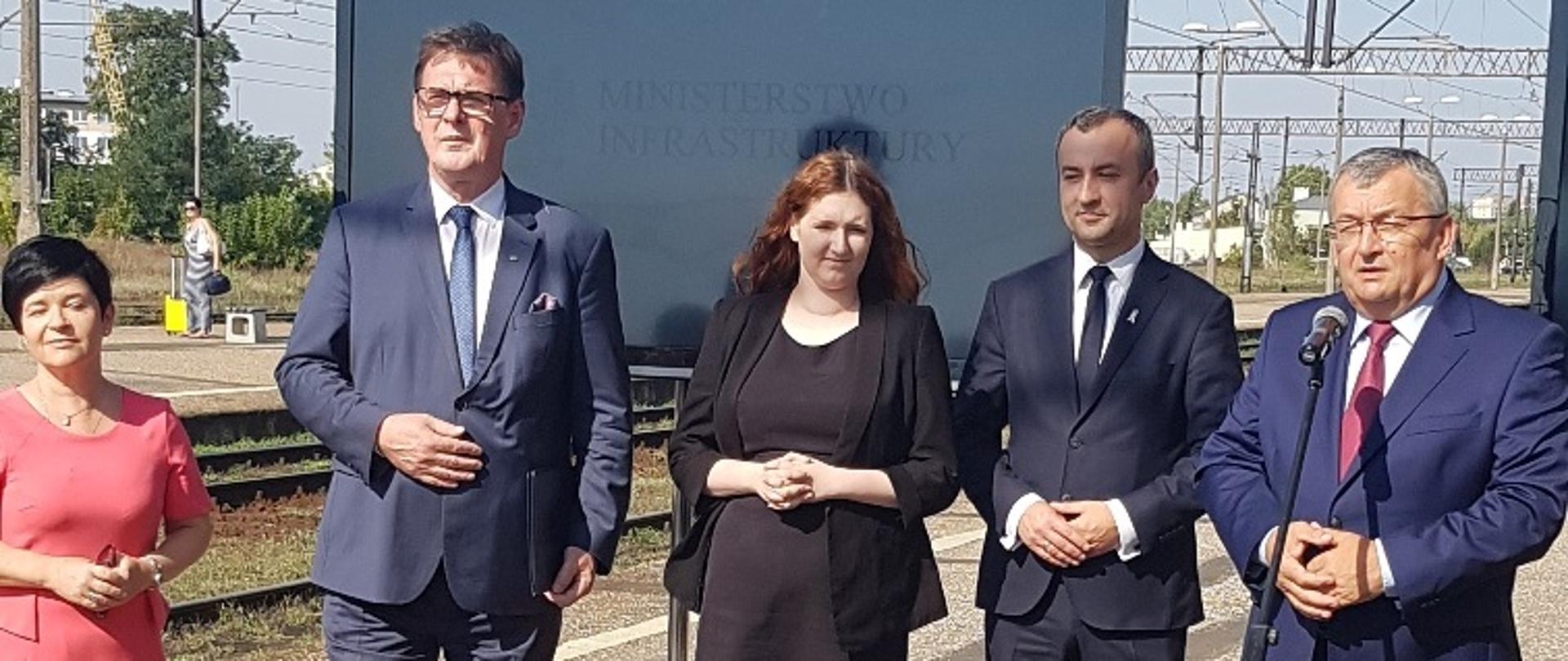 Minister Andrzej Adamczyk podczas briefingu we Włocławku