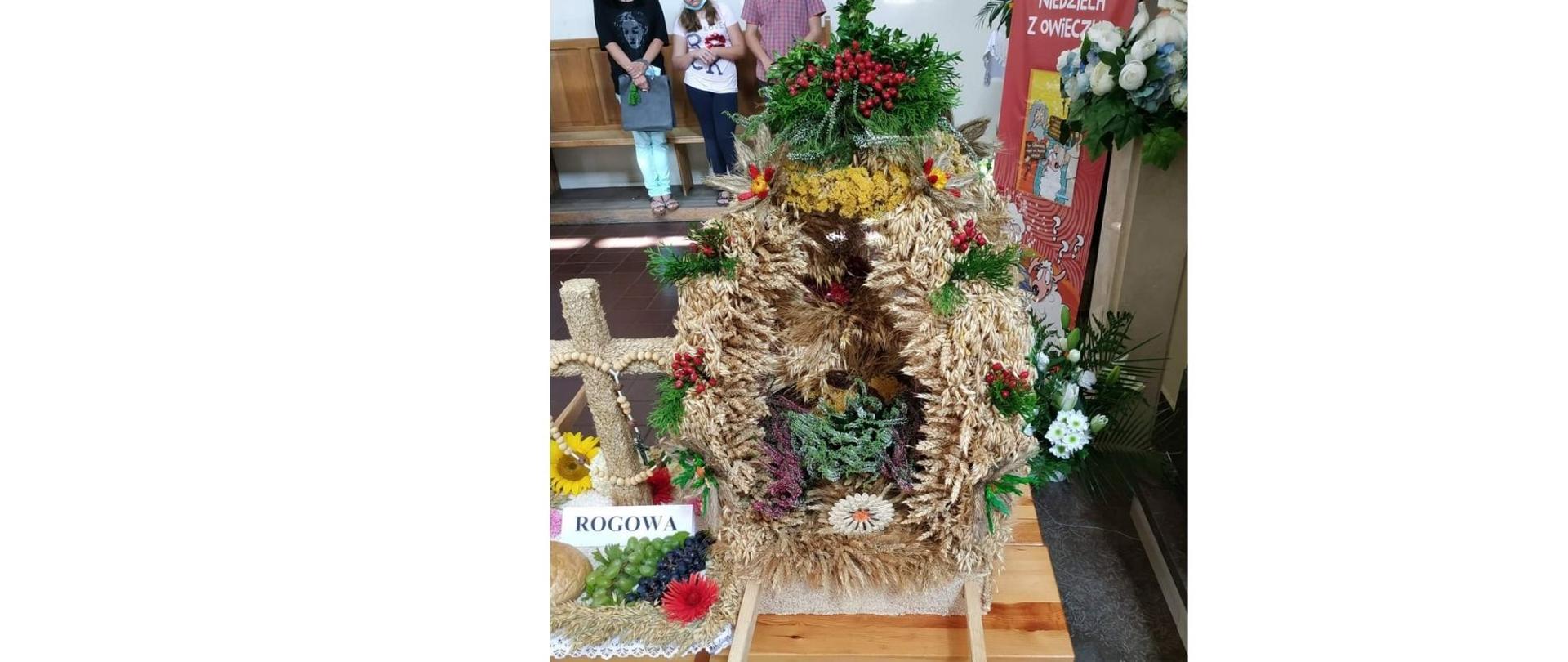 Na zdjęciu znajduje się wieniec dożynkowy