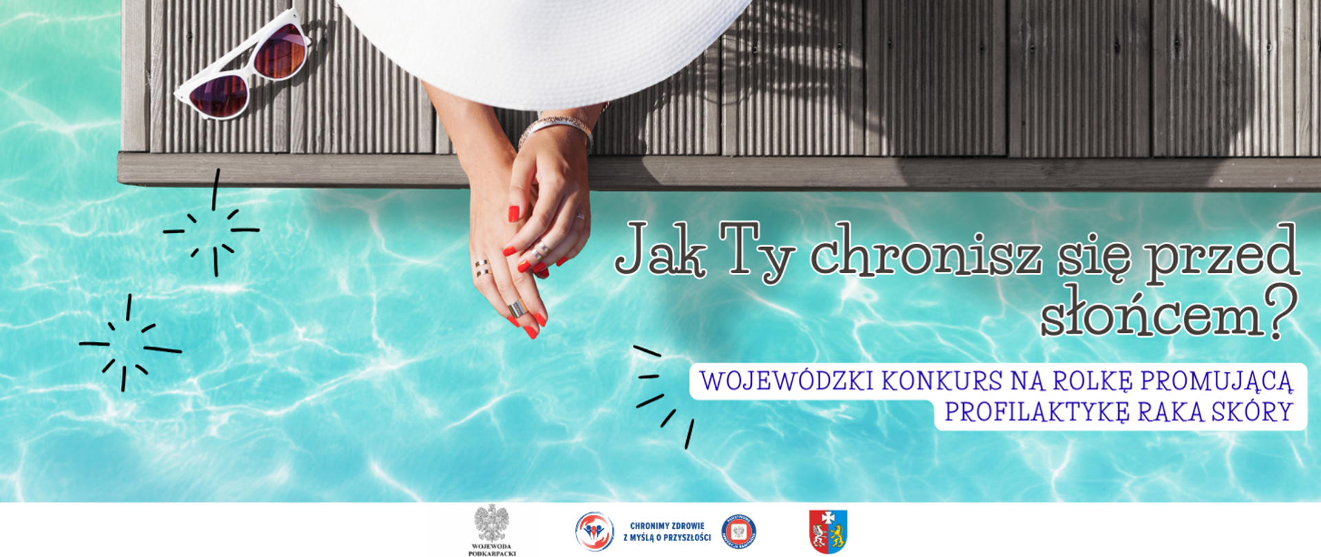 Grafika konkursu „Jak Ty chronisz się przed słońcem?” promującego profilaktykę raka skóry. W tle widoczny jest basen oraz osoba siedząca na jego brzegu; na dole umieszczono logotypy organizatorów, w tym Państwowej Inspekcji Sanitarnej.