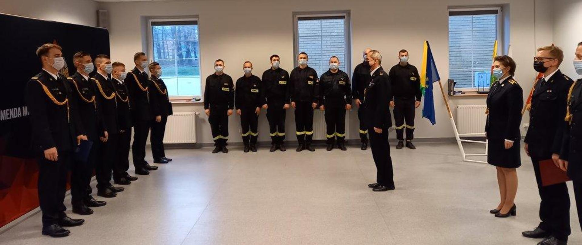 Święto Niepodległości - wyróżnienia, odznaczenia i awanse - przemawia Komendant Miejski