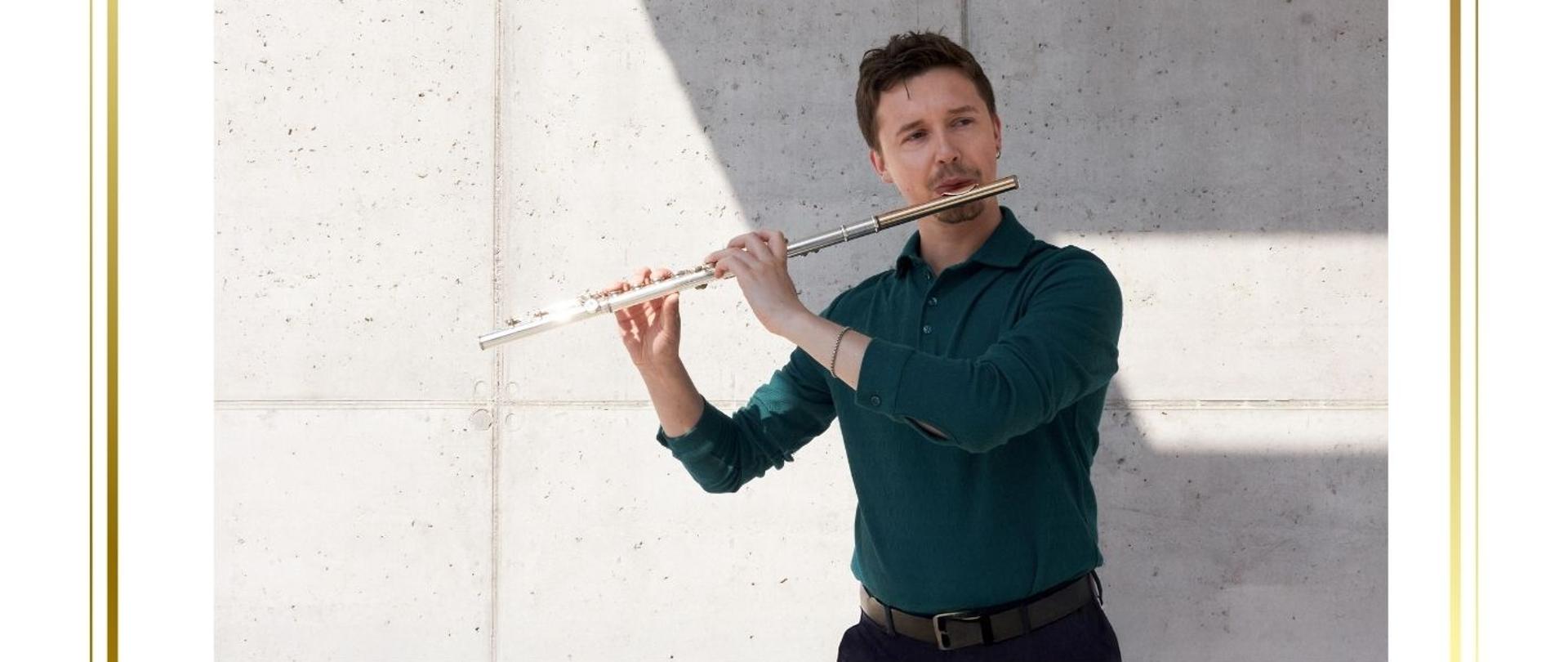 Plakat przedstawia zdjęcie fecisty oraz informację, że warsztaty fletowe z Panem Kacprem Dąbrowskim odbędą się w dniach 25-26 listopada 2025 r. od godziny 10:00.