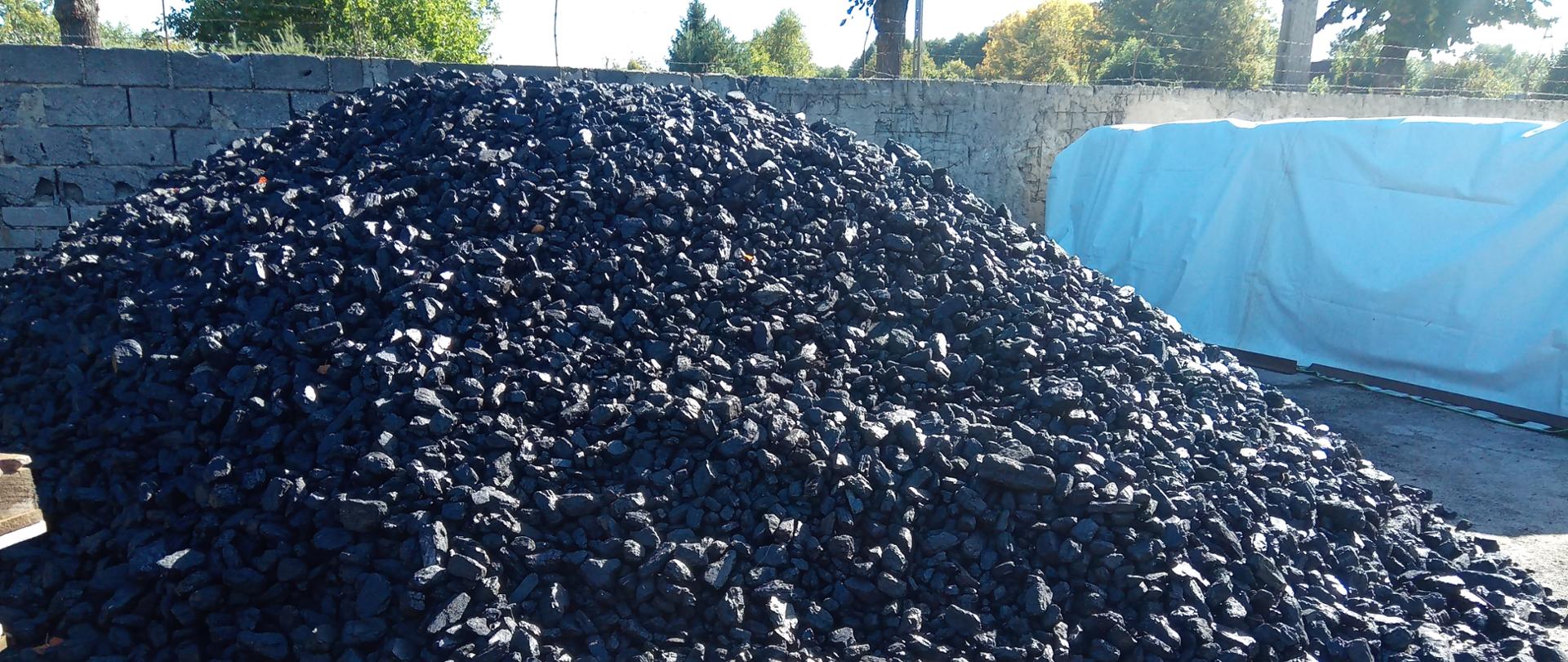 Hałda węgla na placu sprzedaży. 