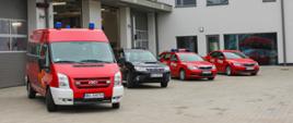 Pojazdy KP PSP w Legionowie. Pojazdy przed budynkiem ustawione obok siebie przodem do zdjęcia. Od lewej Ford transit, Subaru , Skoda Octawia Combi, Skoda Octavia III
