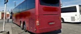Autokar kontrolowany przez inspektorów mazowieckiej Inspekcji Transportu Drogowego koło dworca Warszawa Zachodnia. Niesprawny technicznie autobus rejsowy wykluczono z dalszej jazdy. W chwili interwencji realizowano nim międzynarodowy przewóz osób na trasie z Ukrainy do Polski (Poznania).