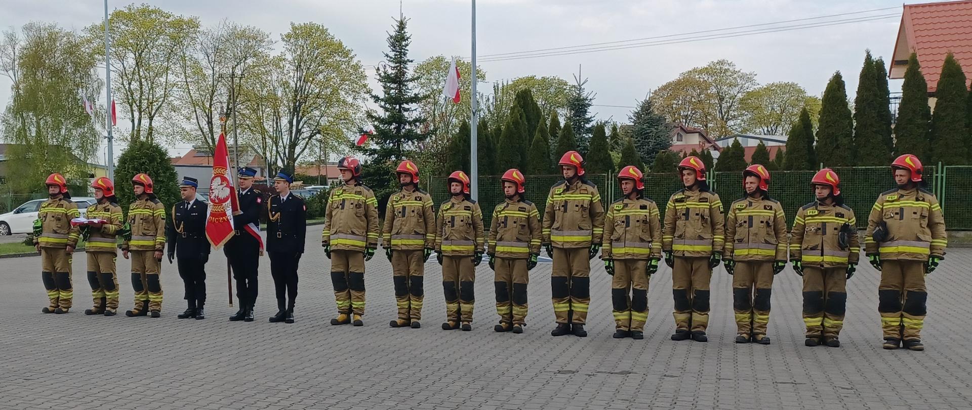 Na zdjęciu poczet flagowy i poczet sztandarowy oraz strażacy Jednostki Ratowniczo-Gaśniczej