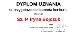Plakat ma tę samą dynamiczną szatę graficzną co poprzedni, z czerwonym tłem i stylizowaną klawiaturą fortepianu u góry, a w centralnej części znajduje się napis „Dyplom uznania”. Dokument przyznano Irynie Bojczuk za przygotowanie laureata konkursu, a poniżej umieszczono nazwiska jurorów oraz logotypy instytucji wspierających wydarzenie. Całość utrzymana jest w kontrastowej, profesjonalnej stylistyce.