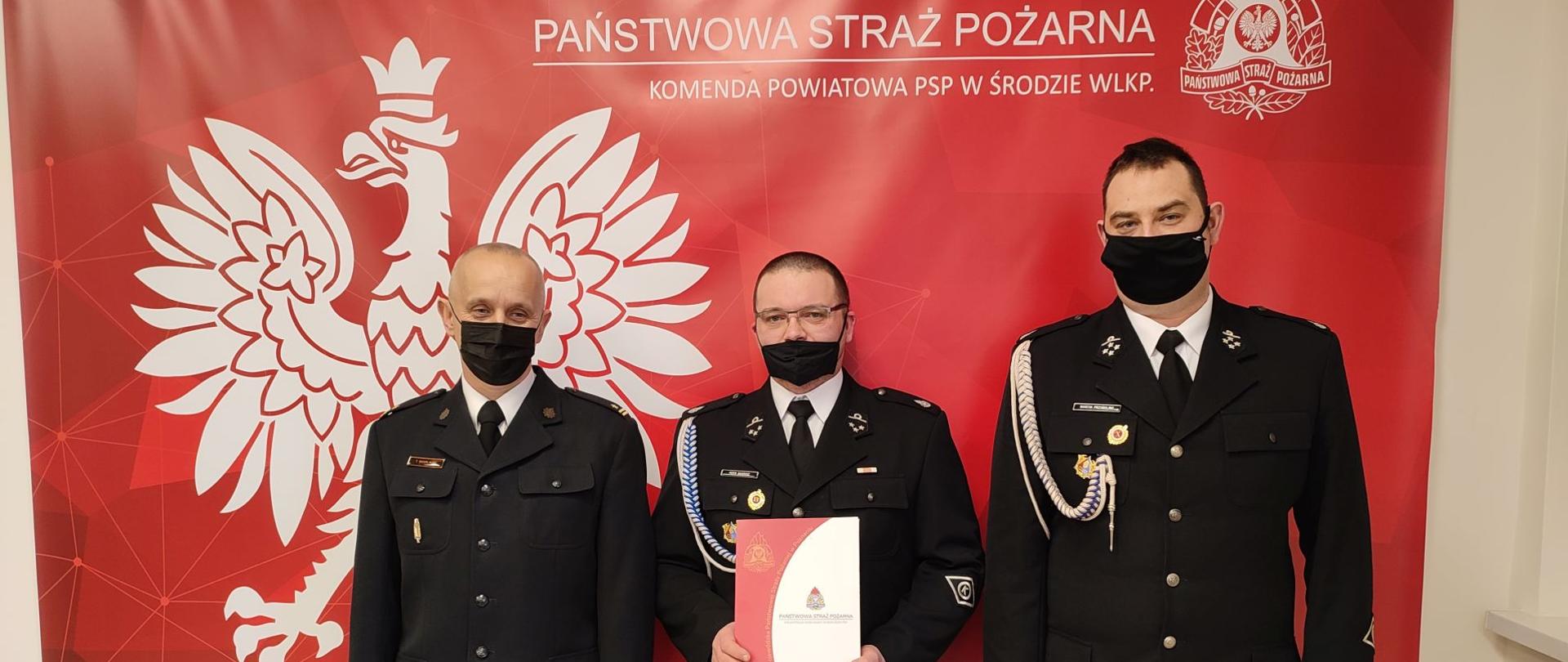 Wręczenie podziękowań dla OSP Koszuty, druhowie i Komendant Powiatowy PSP z listem 