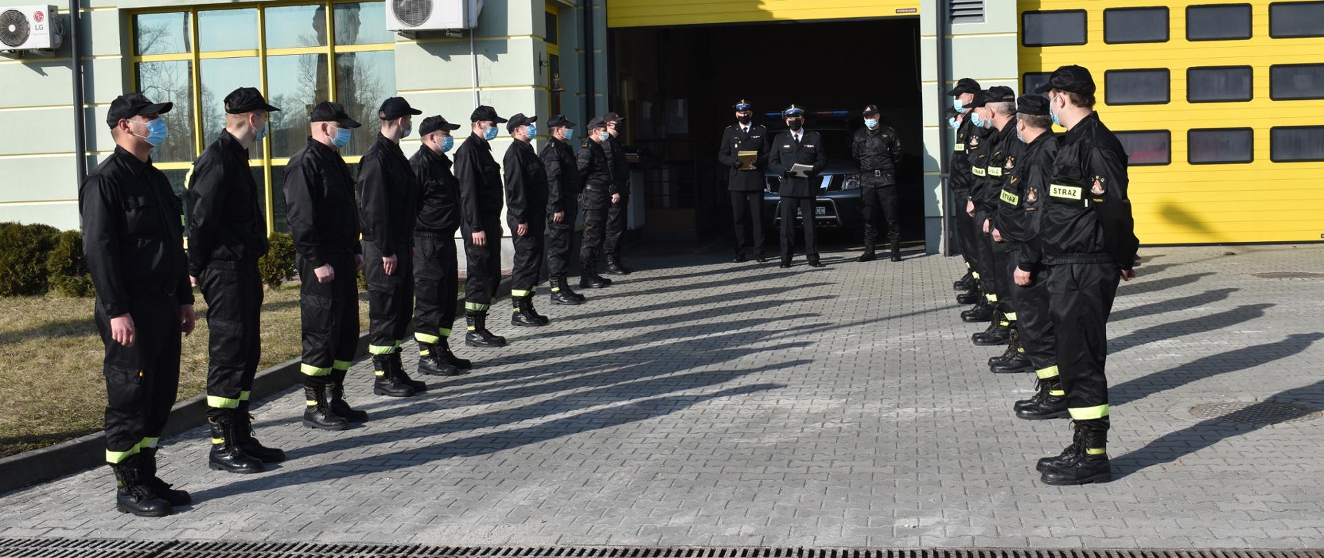 KOMENDANT POWIATOWY PSP W PIŃCZOWIE WYRÓŻNIŁ STRAŻAKÓW, KTÓRZY URATOWALI 12-LATKA ,POD KTÓRYM ZAŁAMAŁ SIĘ LÓD NA RZECE