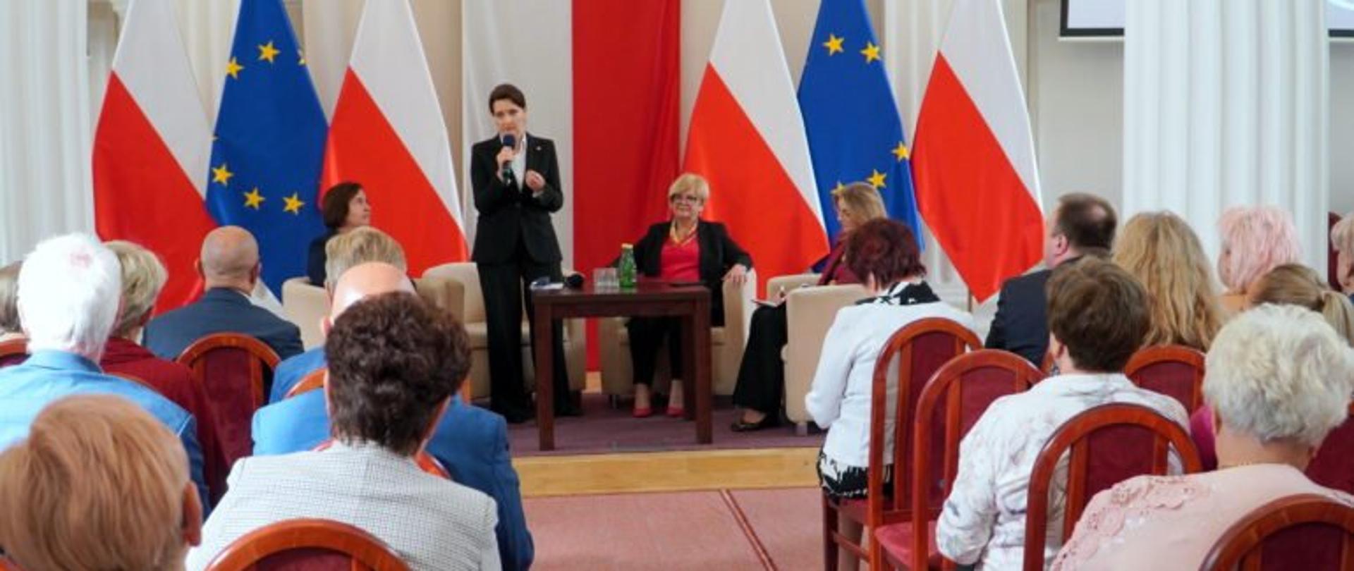 Zdjęcie przedstawia uczestników I Podkarpackiego Forum Rad Seniorów