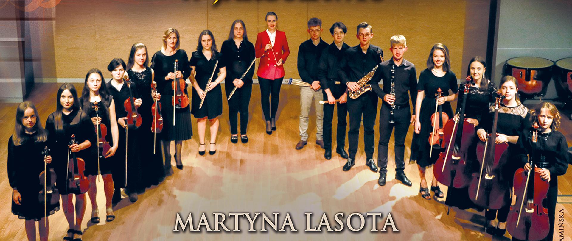 Plakat reklamowy koncertu Orkiestry Zespołu Państwowych Szkół Muzycznych im. F. Chopina w Jarosławiu Na ciemnobrązowym tle, po prawej stronie zdjęcie Marii Turzańskiej, po prawej stronie na górze grafika oparta na motywie klawiatury fortepianu, poniżej żółty napis dużymi literami Festiwal Muzyki Fortepianowej im. Marii Turzańskiej.
Poniżej napis: ORKIESTRA Zespołu Państwowych Szkół Muzycznych im. F. Chopina w Jarosławiu
Poniżej zdjęcie orkiestry strojącej na scenie Sali Koncertowej ZPSM, w centralnym miejscy prowadząca mgr Martyna Lasota.
Poniżej mniejszą czcionką w szarym kolorze napis
Martyna Lasota - DYRYGENT
Jagoda Pietrusiak-Kasprzyk - FLET
25 lutego (sobota) godz. 17.00 Sala Koncertowa ZPSM ulica Czesławy Puzon PS. "Baśka' 3
Bilety do nabycia w Centrum Informacji Turystyczno-Kulturalnej w Jarosławiu (ul. Rynek 5).
Burmistrz Miasta Jarosławia Waldemar Paluch, Centrum Kultury i Promocji w Jarosławiu, Zespół Państwowych Szkół Muzycznych im. F. Chopina w Jarosławiu.