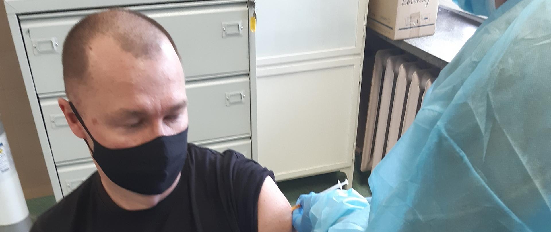 Na zdj. strażacy OSP oraz PSP podczas szczepienie przeciwko COVID-19