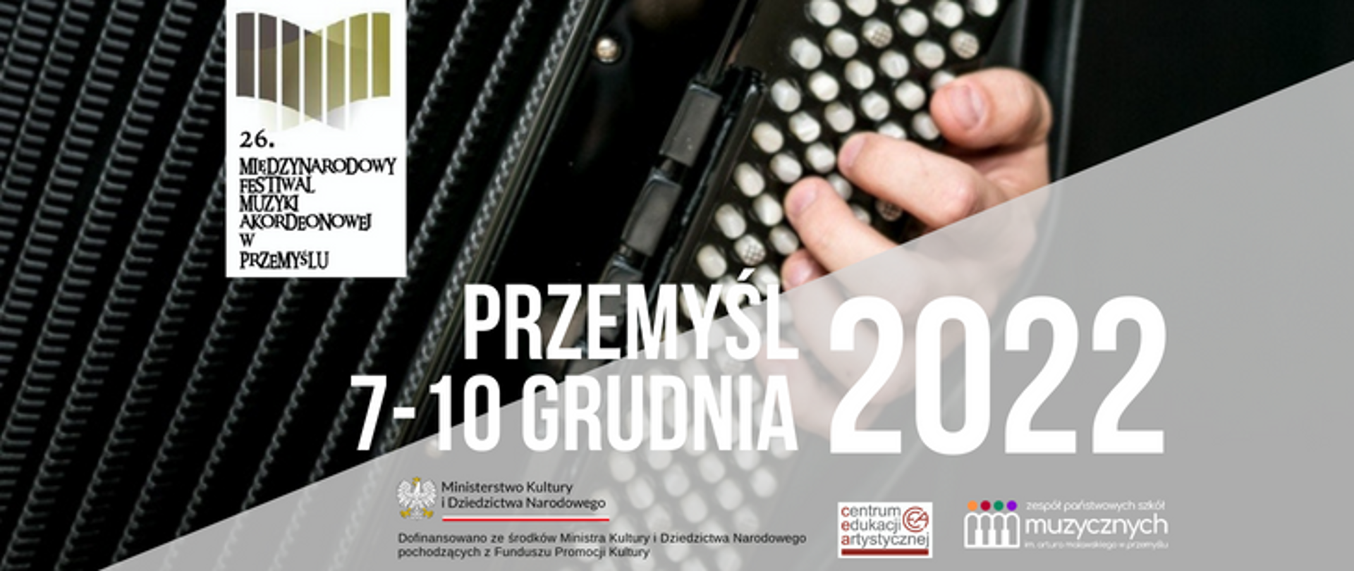 Zdjęcie przedstawia po lewej stronie fragment akordeony z dłonią, oraz logo z napisem 26 Międzynarodowy Festiwal Muzyki Akordeonowej w Przemyślu oraz napis Przemyśl 7-9 grudnia 2022 na szarym tle, pod spodem logotypy MKiDN, CEA, ZPSM, PCKiNZ
26 Międzynarodowy Festiwal Muzyki Akordeonowej w Przemyślu
