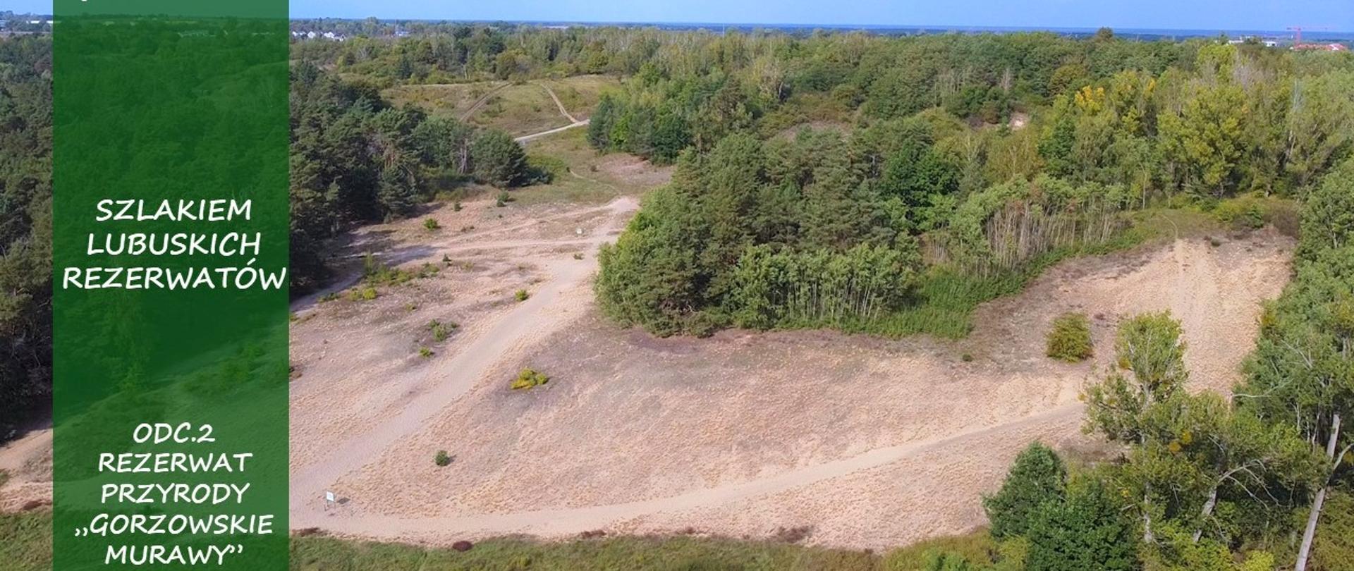 Na zdjęciu piaszczyste wzniesienia i drzewa. Po lewej stronie zielony pasek z logo Regionalnej Dyrekcji Ochrony Środowiska (białym liściem i nazwą), a także napis Szlakiem Lubuskich Rezerwatów oraz nazwa odcinka drugiego: Rezerwat przyrody Gorzowskie Murawy. 