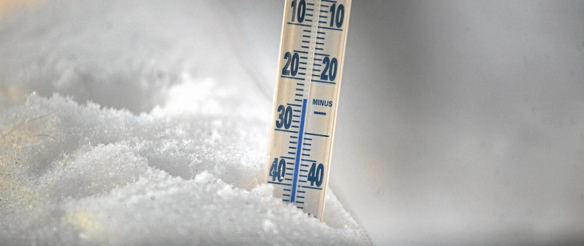 Na zdjęciu termometr w bity w śnieg z temp minus 24stopnie.