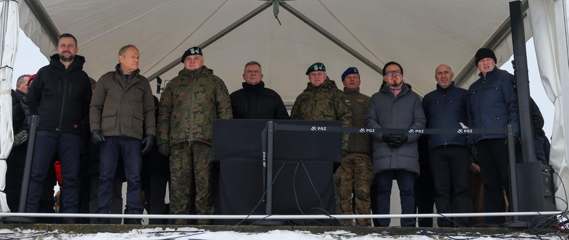 Premier Donald Tusk, wicepremier, minister obrony narodowej Władysław Kosiniak-Kamysz, minister Wojciech Balczun, wiceminister obrony narodowej Paweł Bejda oraz inni uczestnicy pokazu.