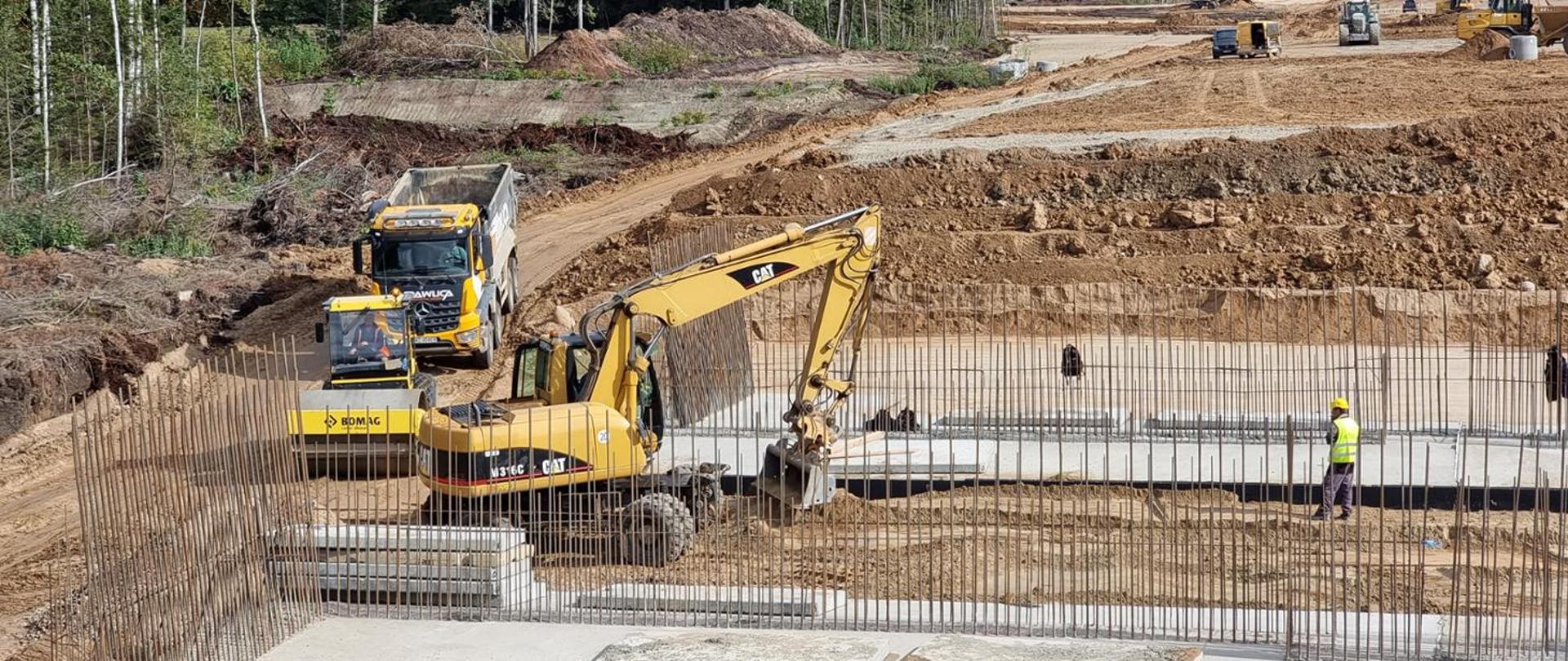 Maszyny budowlane na budowie drogi S16.