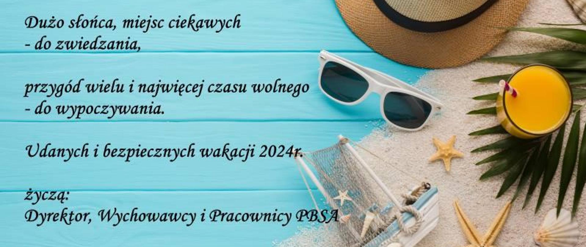 Zdjęcie w formie pionowego prostokąta. Na niebieskim, tle o fakturze pionowo ułożonych, niebieskich desek, napisana treść wakacyjnych życzeń dla uczniów, Dyrektor, wychowawcy i pracownicy bursy życzą słonecznych, udanych i bezpiecznych wakacji. Po prawej stronie zdjęcia wakacyjne akcesoria: białe okulary przeciwsłoneczne, żółta świeczka zapachowa, mały model łódki , rozgwiazda i mała muszelka. 