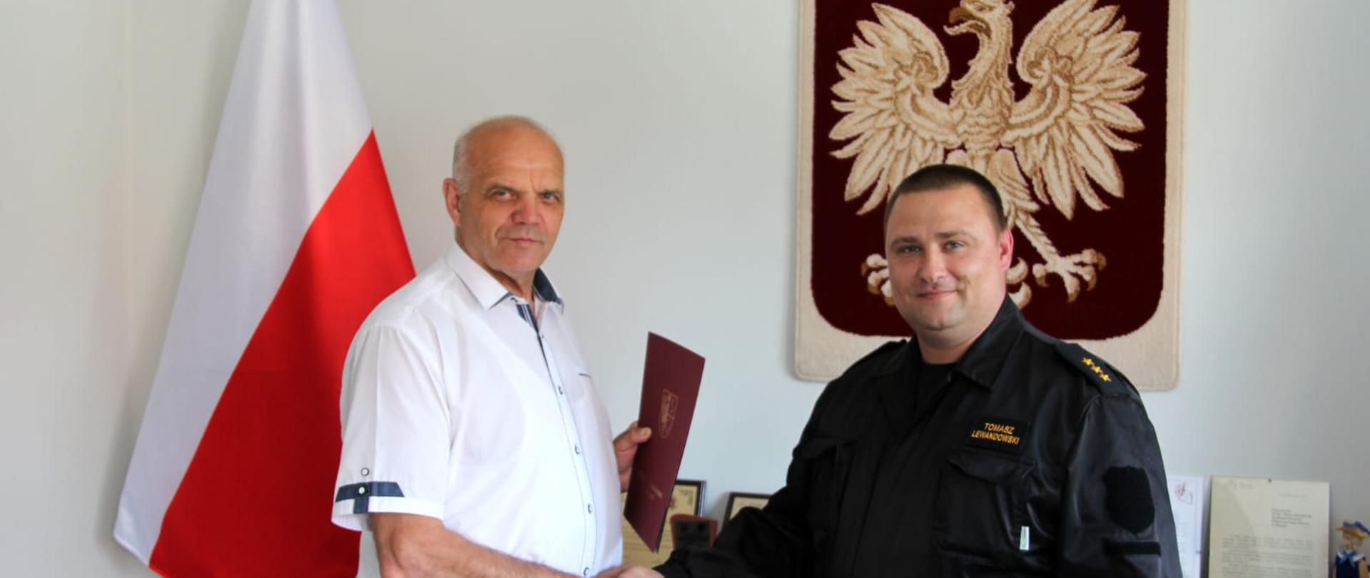 Ludzie trzymają się za rękę