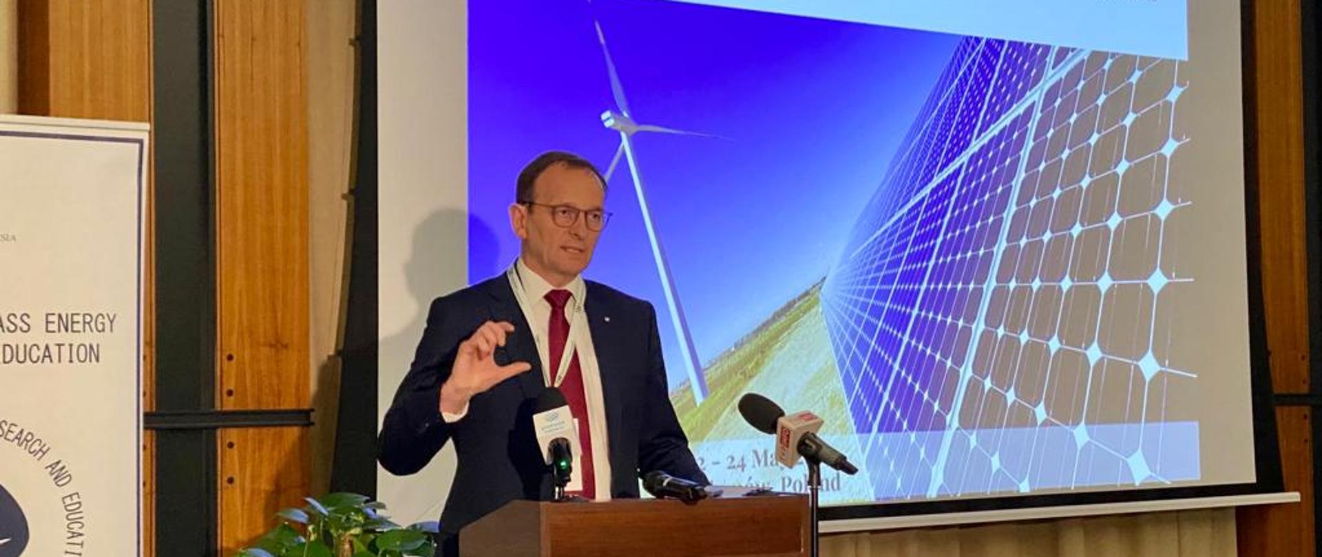 Wiceminister Edward Siarka podczas Międzynarodowej Konferencji Naukowej "RENEWABLE ENERGY SOURCES – enigineering, technology, innovation"