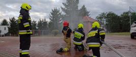 Kandydaci na strażaków OSP podczas szkolenia.