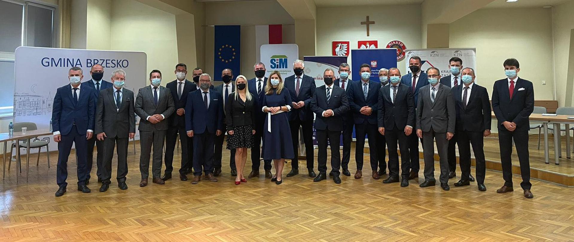 na zdjęciu m.in. wicepremier J. Gowin, wiceministrowie Anna Kornecka i Andrzej Gut-Mostowy oraz przedstawiciele KZN przy mównicy podczas konferencji prasowej w Brzesku. 