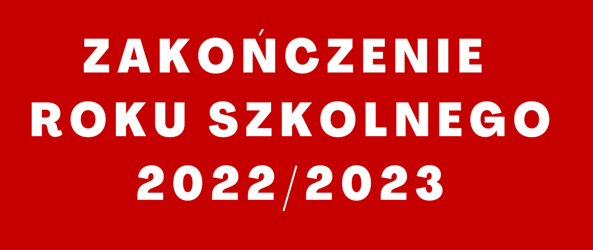 Napis informujący o zakończeniu roku szkolnego. Biały napis na czerwonym tle. U dołu klucz wiolinowy