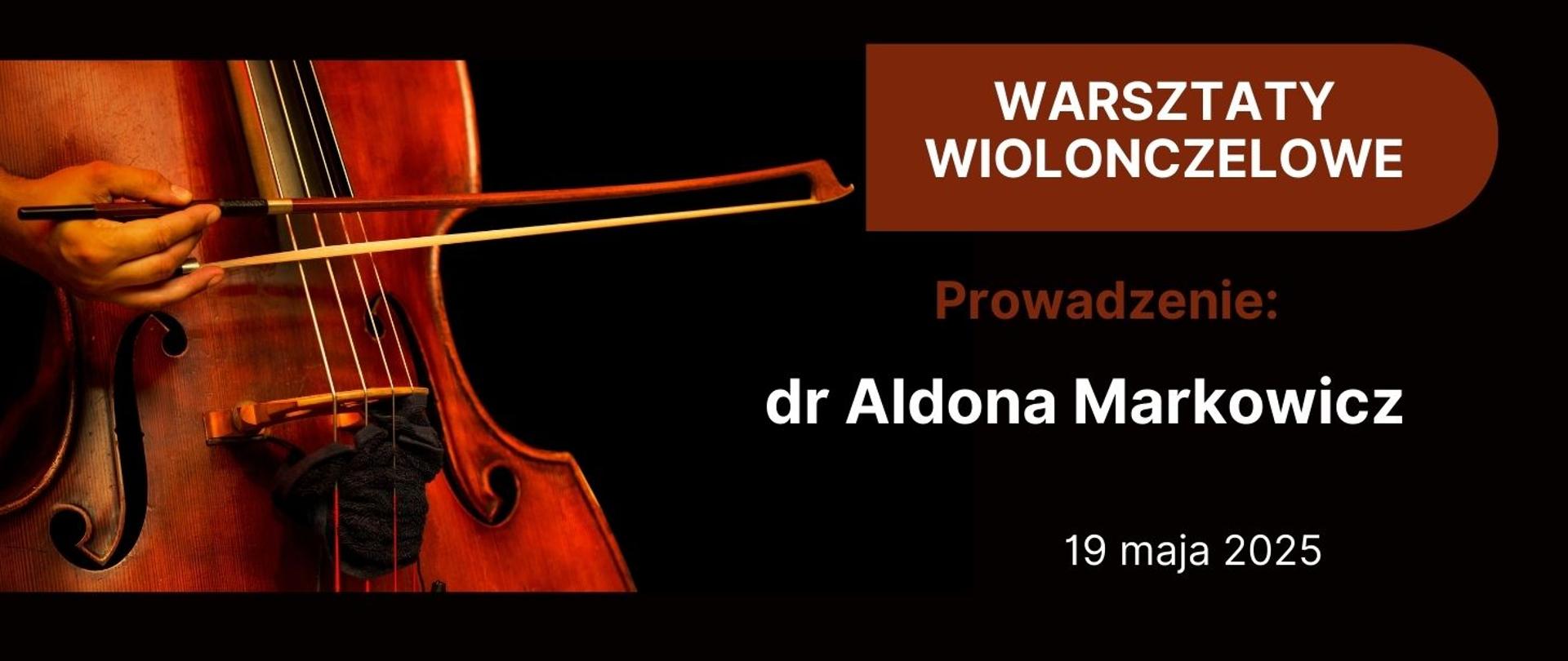 Na czarnym tle z lewej strony pudło rezonansowe wiolonczeli z dłonią trzymające smyczek. Z prawej strony tekst "Warsztaty wiolonczelowe, prowadzenie: dr Aldona Markowicz" 19 maja 2025".