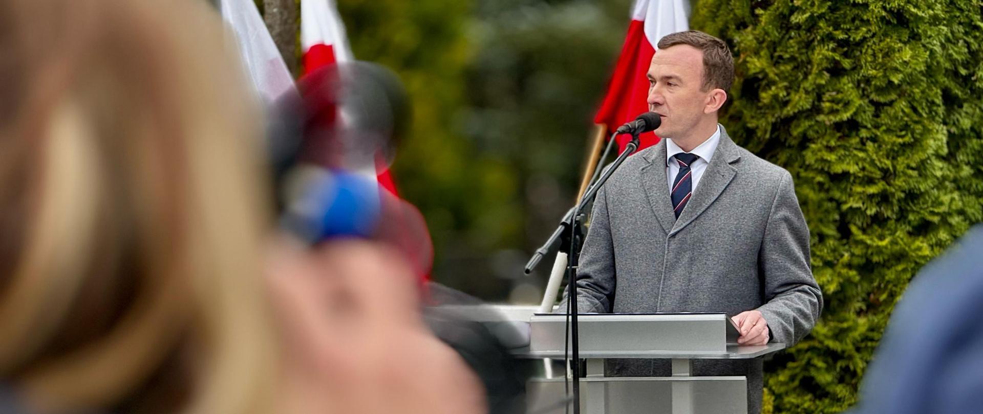 Wicewojewoda Warmińsko-Mazurski Mateusz Szauer na Wojewódzkich obchodach Dnia Pamięci Ofiar Zbrodni Katyńskiej, 85. rocznicy II Deportacji Polaków na Sybir, 15. rocznicy Katastrofy Smoleńskiej