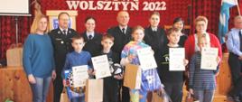 Na zdjęciu laureaci I grupy wiekowej z opiekunami i komisją