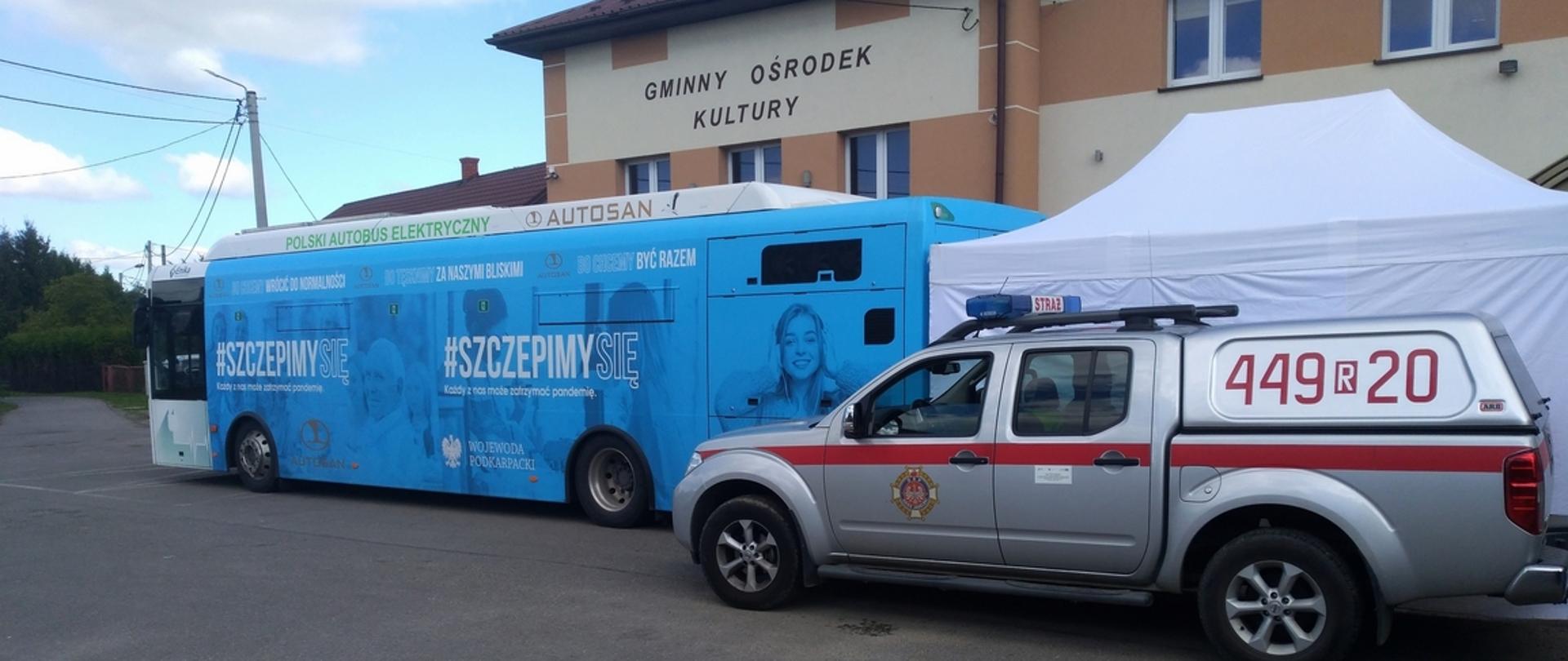 na zdjęciu szczepionkowóz oraz samochód z ochotniczej straży pożarnej w Osieku Jasielskim 
