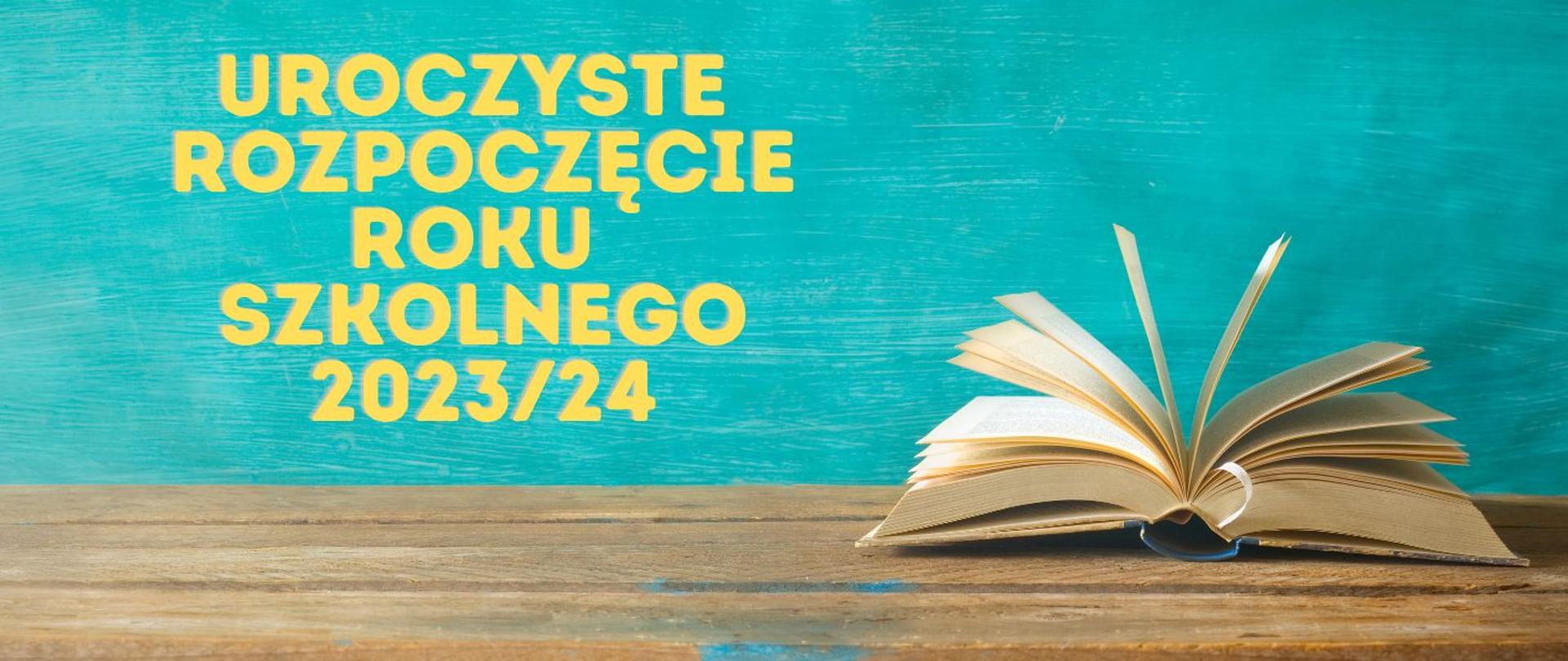 Plakat z okazji uroczystego rozpoczęcia roku szkolnego 2023-2024. Po lewej stronie otwarta książka na drewnianym blacie, po prawej stronie żółte litery. 