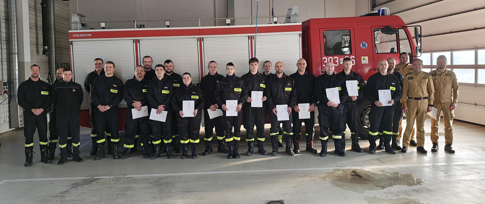 Kursanci po odebraniu zaświadczeń