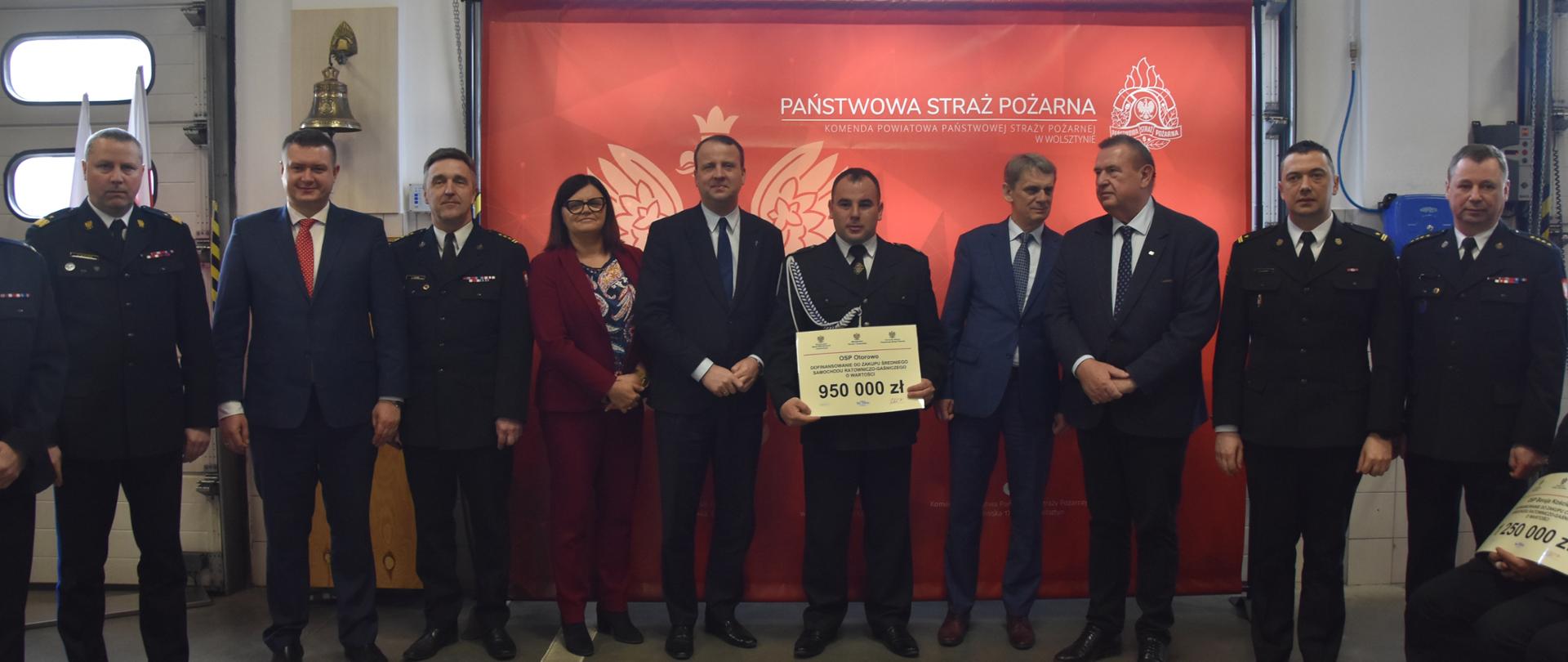 zdjęcie grupowe strażaków, kobiety i mnężczyzn w garniturach