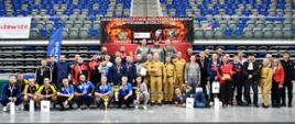 Stażacy biorący udział w Mistrzostwach pozują do wspólnego zdjęcia 