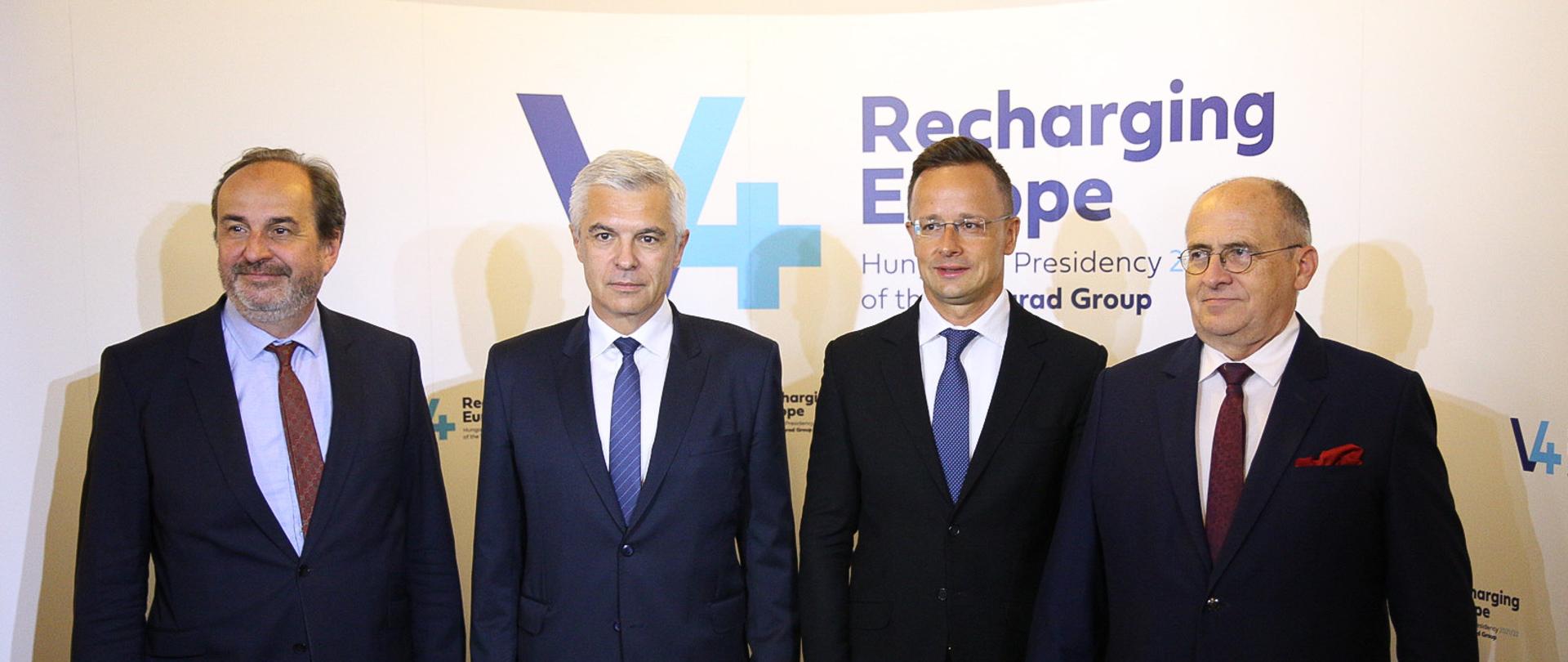 Spotkanie ministrów spraw zagranicznych państw Grupy Wyszehradzkiej (V4) w Komárom (19 lipca 2021) - od lewej: wiceminister spraw zagranicznych Czech Jan Kohout, minister spraw zagranicznych i europejskich Słowacji Ivan Korčok, minister spraw zagranicznych i handlu Węgier Péter Szijjártó oraz minister spraw zagranicznych RP Zbigniew Rau