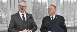 Wojewoda Radosław Król wręcza powołanie nowemu Wojewódzkiemu Inspektorowi Transportu Drogowego Grzegorzowi Bukowskiemu.