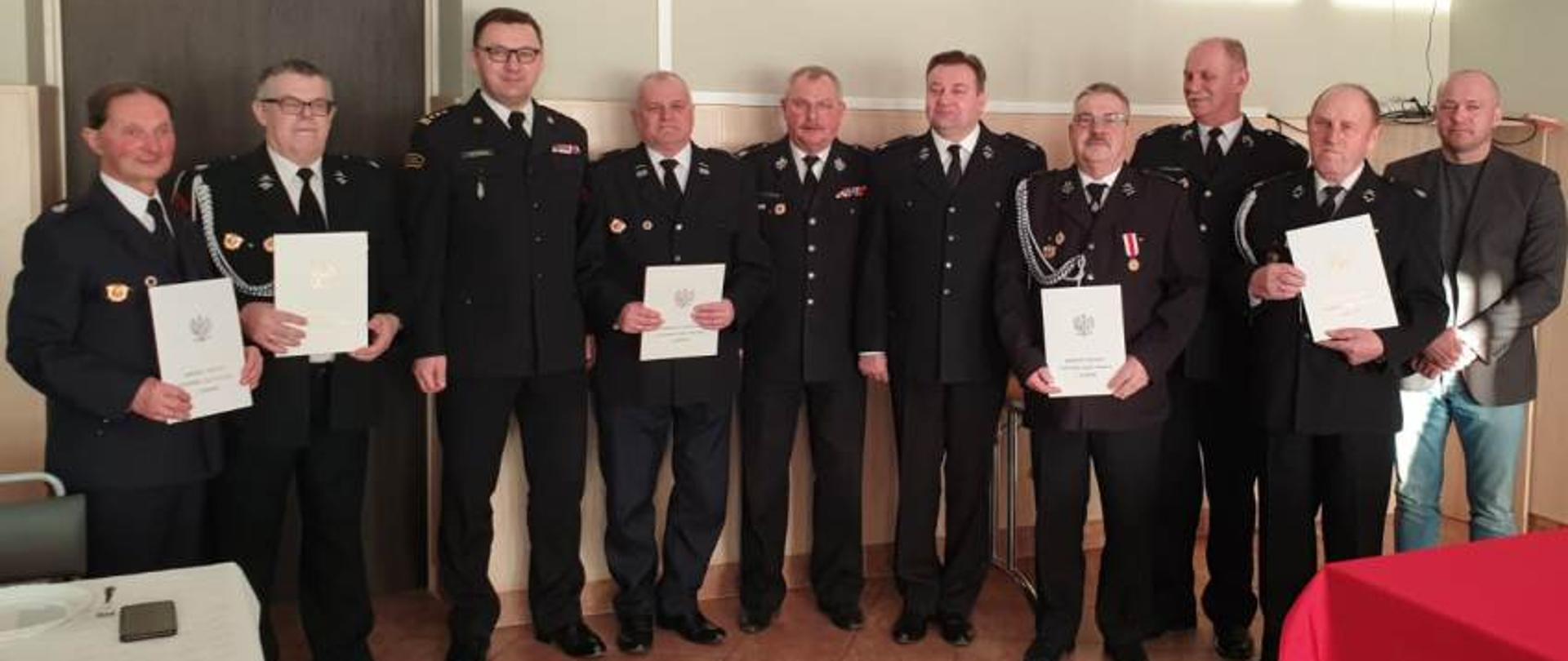 Pamiątkowe zdjęcie druhów OSP Pietrzwałd po wręczeniu decyzji przyznających świadczenie ratownicze.