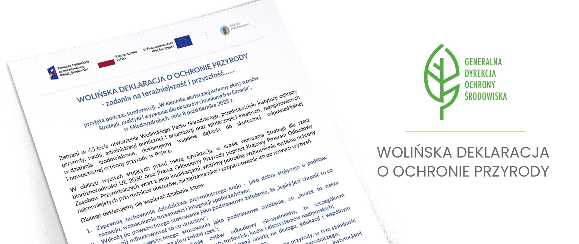 Na zdjęciu widoczna jest plansza informacyjna dotycząca dokumentu pod nazwą: "Wolińska Deklaracja o Ochronie Przyrody - zadania na teraźniejszość i przyszłość". Po lewej stronie znajduje się fragment dokumentu z tekstem deklaracji. U góry dokumentu widoczne są logotypy: - Funduszy Europejskich na Infrastrukturę, Klimat i Środowisko; - Rzeczpospolitej Polskiej; - Unii Europejskiej oraz Wolińskiego Parku Narodowego. Treść dokumentu zaczyna się od tytułu: "Wolińska Deklaracja o Ochronie Przyrody - zadania na teraźniejszość i przyszłość...", a niżej zamieszczono informacje o przyjęciu deklaracji podczas konferencji w Międzyzdrojach 8 października 2025 roku. Po prawej stronie znajduje się logotyp Generalnej Dyrekcji Ochrony Środowiska - stylizowany zielony liść oraz napis: "Wolińska Deklaracja o Ochronie Przyrody".