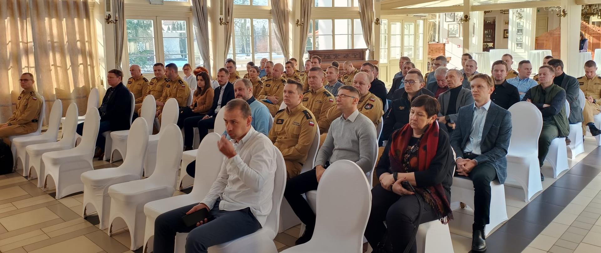 Zdjęcie przedstawia uczestników seminarium na sali konferencyjnej.