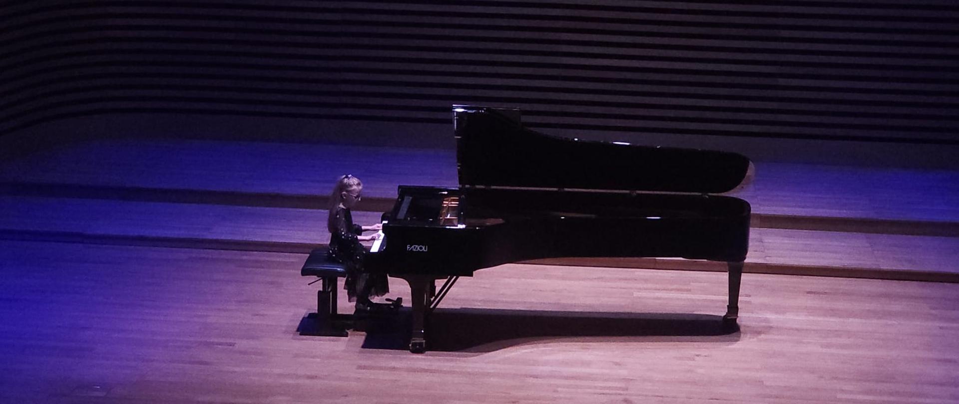 Dziewczynka gra na fortepianie.