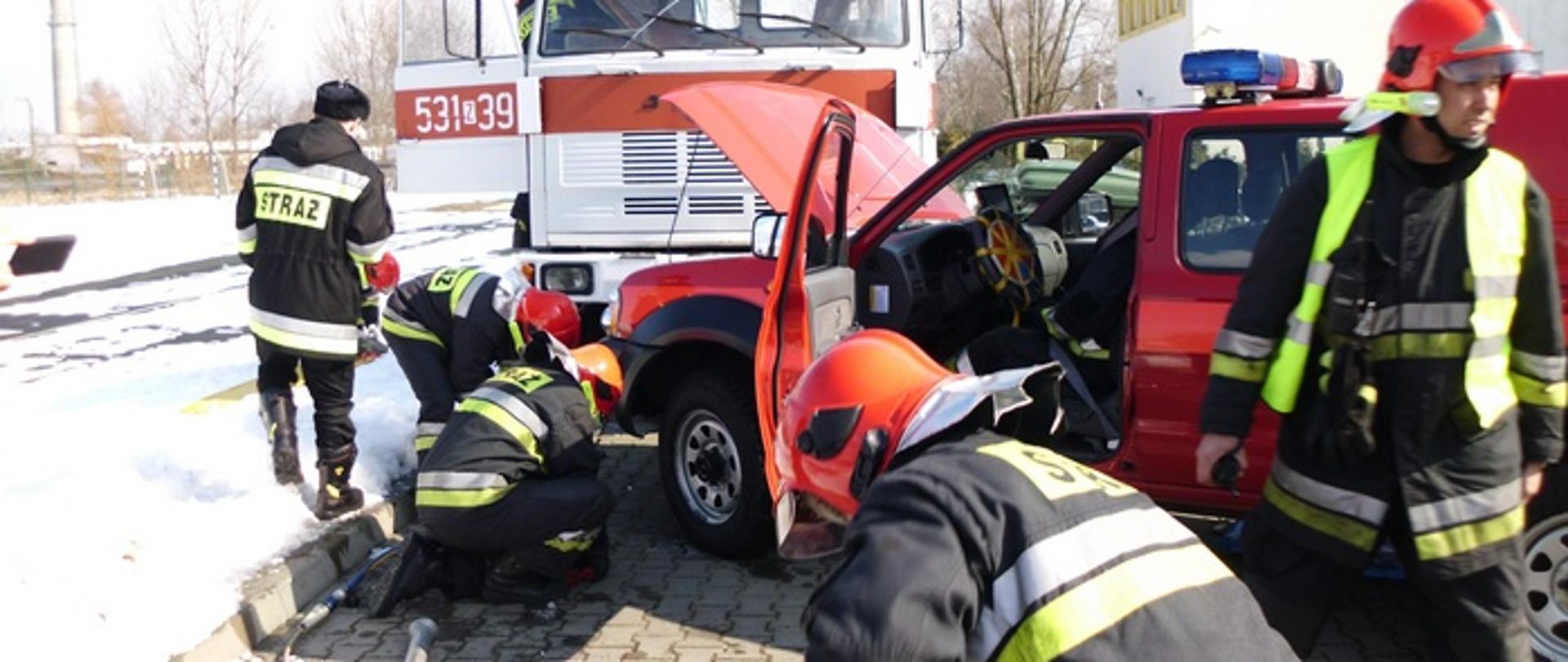 Zdjęcie przedstawia ćwiczenie strażaków podczas inspekcji gotowości bojowej