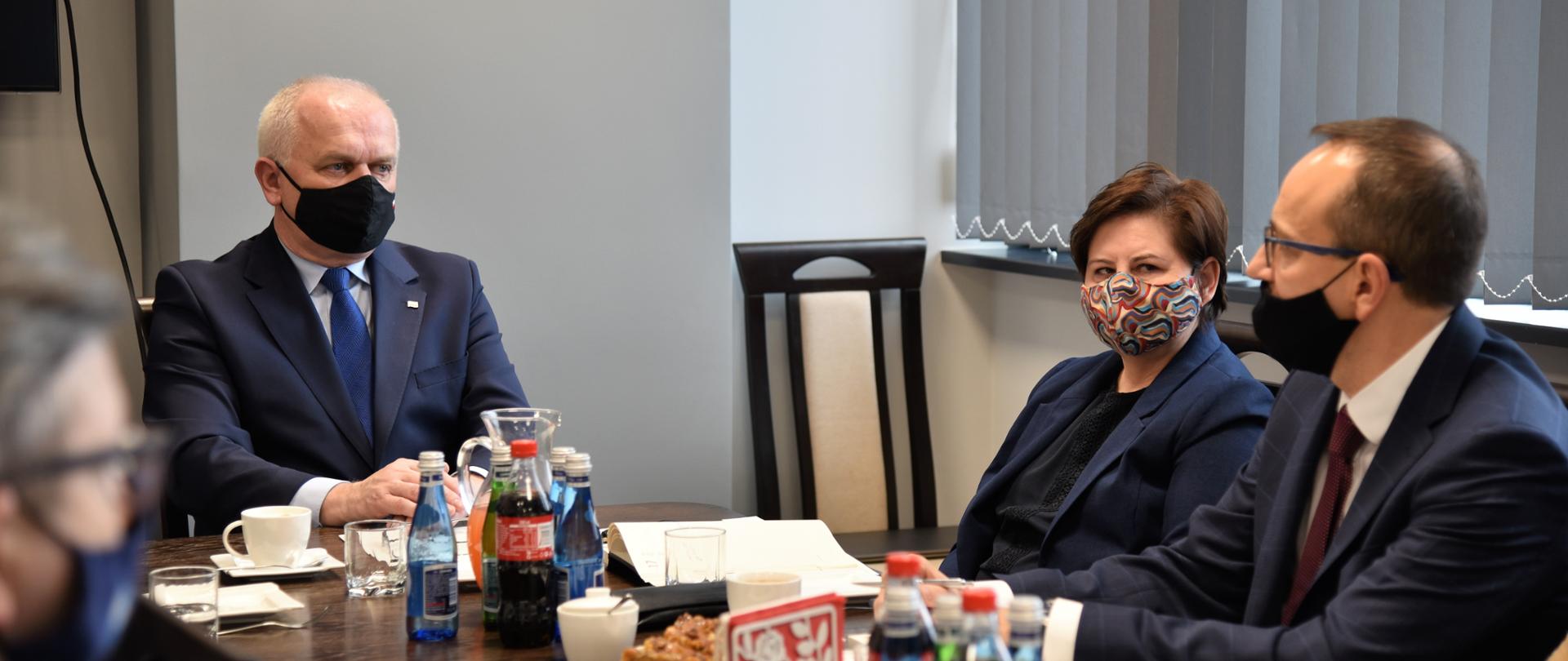 Wojewoda Władysław Dajczak z dyrektorem wydziału infrastruktury LUW i dyrektorem GDDKIA w czasie spotkania