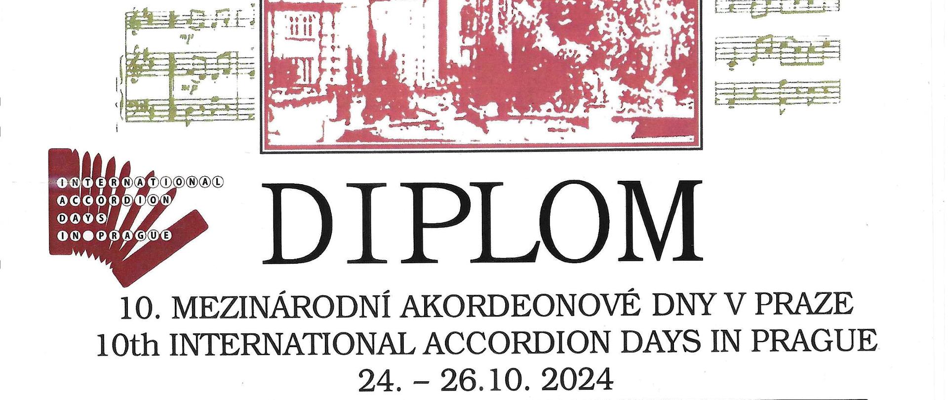 Dyplom na białym tle z grafiką zajmującą od góry połowę dyplomu, przedstawiającą zapisaną nutami w złotym kolorze kartkę papieru nutowego, a na niej rysunek w kolorze czerwonym z widokiem na Pragę. Poniżej wstawiona jest pełna nazwa imprezy i data, a dalej kategoria, nagroda oraz imię i nazwisko ucznia.