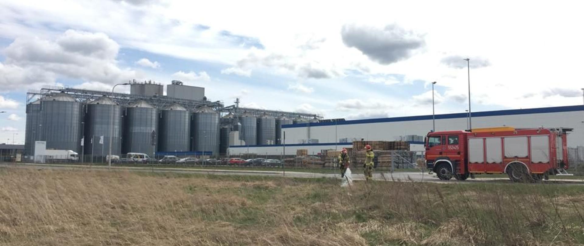 Na zdjęciu widnieją strażacy w trakcie przeprowadzania rozpoznania operacyjnego sieci hydrantowej. 