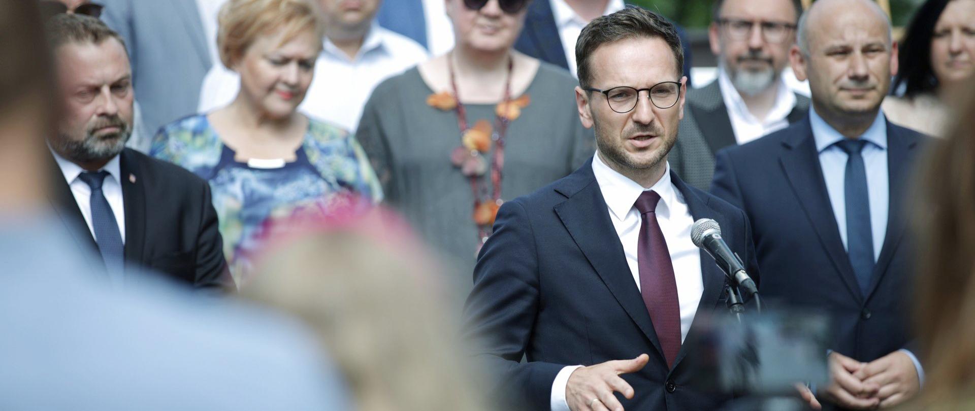 wiceminister Waldemar Buda mówi do mikrofonu