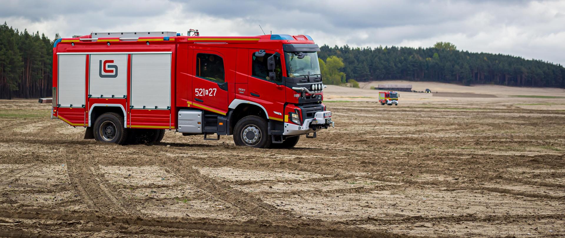 Samochód Volvo w terenie piaszczystym 