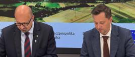 28 lipca 2026 r. w Warszawie Wody Polskie podpisały z Narodowym Funduszem Ochrony Środowiska i Gospodarki Wodnej umowę o dofinansowanie projektu pn. „Przebudowa i modernizacja skarp i urządzeń zbiornika wodnego Dzierżno Duże, stanowiącego ochronę przeciwpowodziową doliny Kłodnicy”. Umowę podpisali Mateusz Balcerowicz, prezes Wód Polskich oraz Robert Gajda, zastępca prezesa zarządu NFOŚiGW.