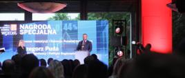 Minister funduszy i polityki regionalnej Grzegorz Puda na Gali 200 największych firm tygodnika Wprost, minister stoi przy mównicy i przemawia przez mikrofon