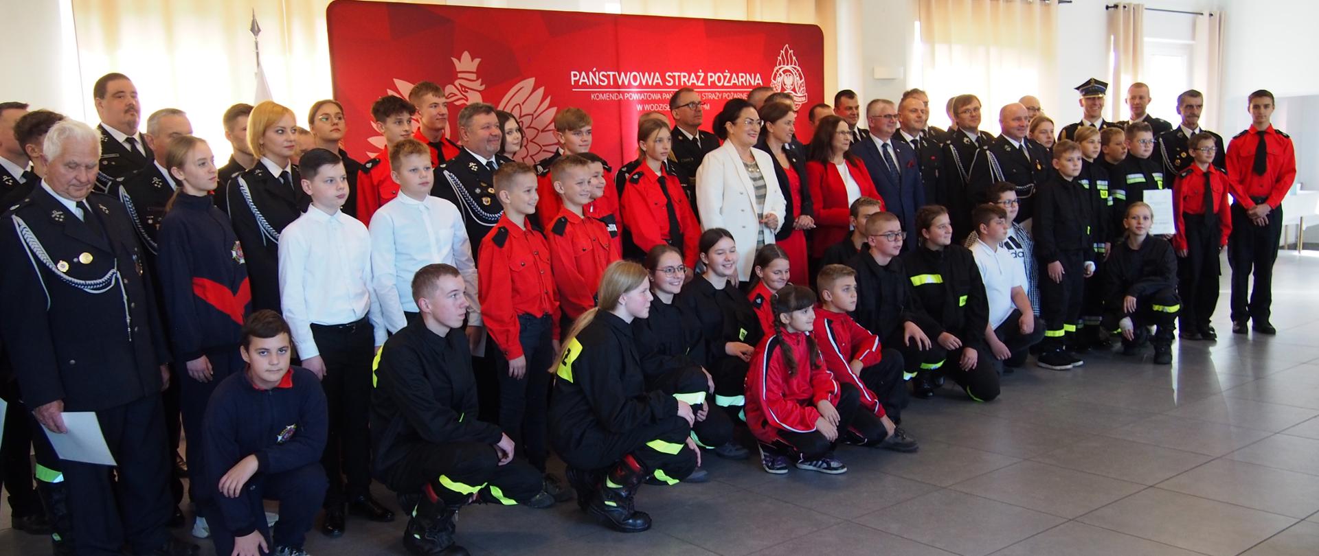 Uroczystość wręczenia promes dla Ochotniczych Straży Pożarnych na zakup sprzętu dla członków Młodzieżowych Drużyn Pożarniczych z terenu powiatu wodzisławskiego